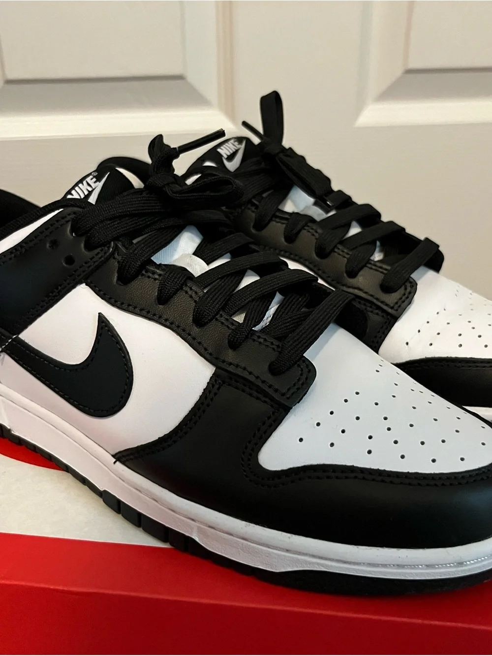 Nike Men’s Black and White Low-Top Sneakers